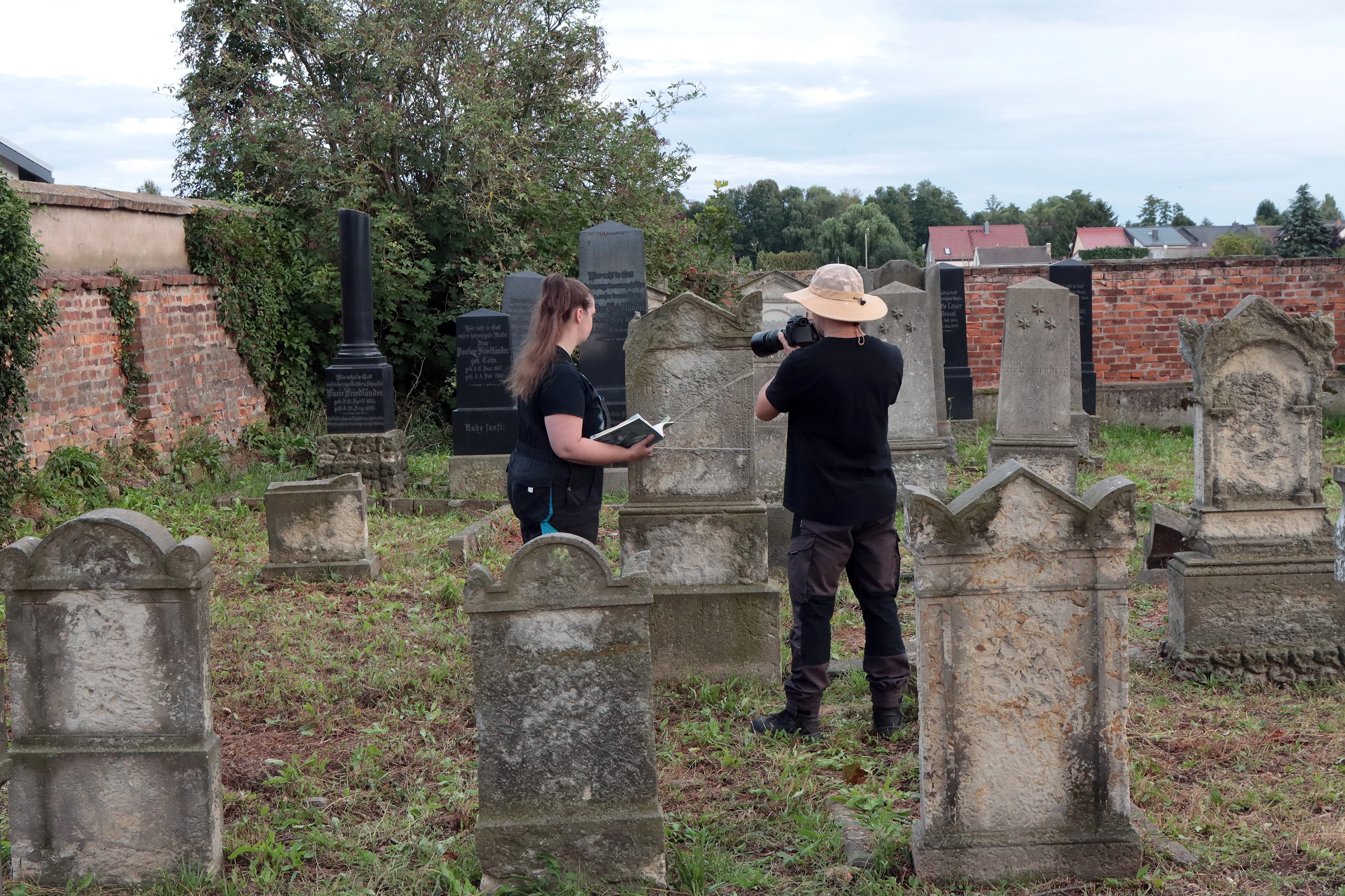 Anett Gottschalk (Museumsleiterin Museum SynagogeGröbzig) und Philipp Grundmann (Medientechniker des Projektes) auf dem jüdischen Friedhof in Zerbst.